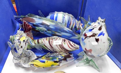 Lot 2272 - A collection of glass fish. (1 tray and loose)