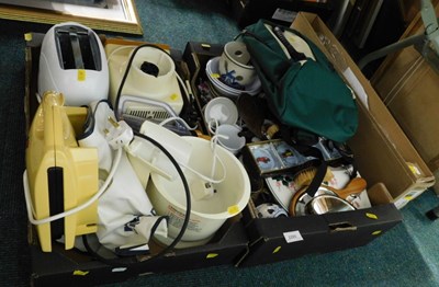 Lot 2285 - General housewares and collectables, to...