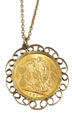 Lot 101 - A George V gold full sovereign 1927, in a 9ct...