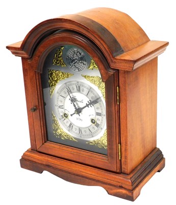 Lot 131 - A Lincoln 31 day oak cased mantel clock,...