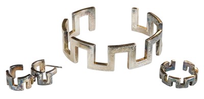 Lot 335 - An Old Florence crenellated style bangle,...