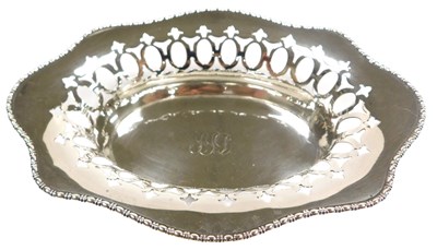 Lot 393 - An early 20thC Continental sweetmeat basket,...