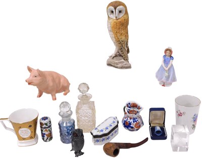 Lot 365 - A group of ceramics and collectables,...