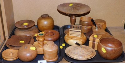 Lot 2044 - Various treen, to include a comport, pen...