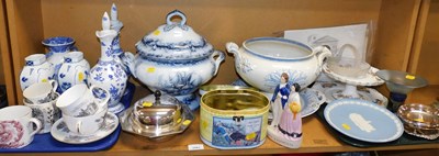 Lot 2063 - A group of blue and white pottery, to include...