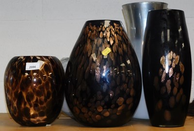 Lot 2086 - A group of mottled glass and other vases,...