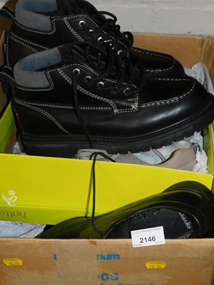 Lot 2146 - Gentleman's shoes, comprising of Levis black...