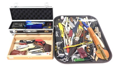 Lot 500 - Assorted pocket knives, Bowie knives, tools,...