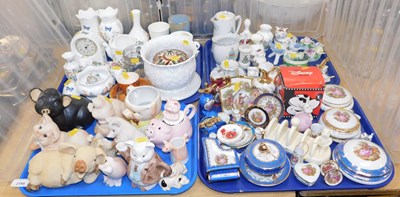 Lot 2190 - Decorative household effects, to include...
