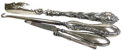 Lot 516 - A Victorian silver handled butter knife,...