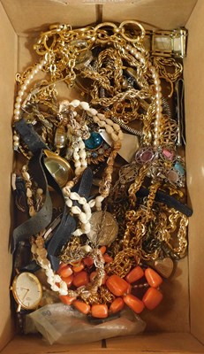 Lot 2253 - Costume jewellery, to include a rope twist...