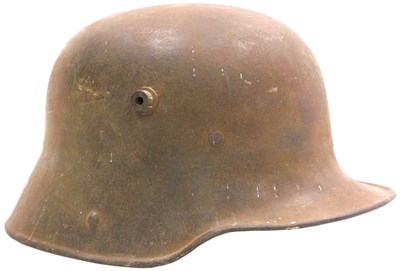 Lot 528 - A WWI German Stahlhelm M16 helmet.