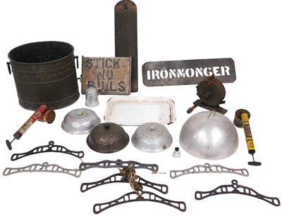 Lot 552 - A group of vintage kitchenalia, including a...