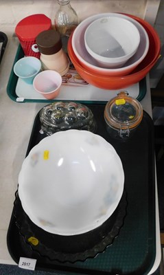 Lot 2017 - A group of glassware and kitchen wares, to...