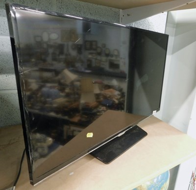 Lot 2001 - A Samsung 32 inch flat screen television,...