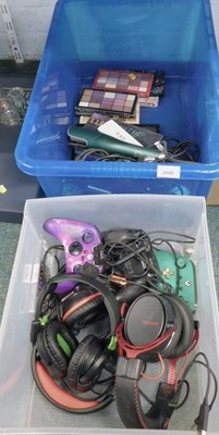 Lot 2040 - A quantity of makeup and electric hair styling...