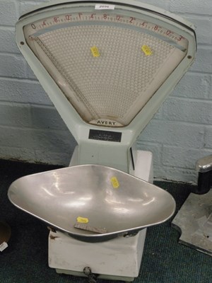 Lot 2050 - A Mid Century Avery shop weighing scales.