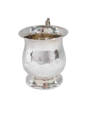 Lot 666 - A George V silver small tankard, inscribed GSS,...