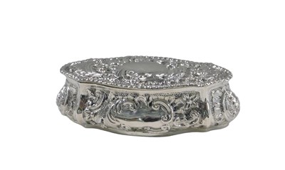Lot 689 - An Edwardian silver oval trinket box, with...