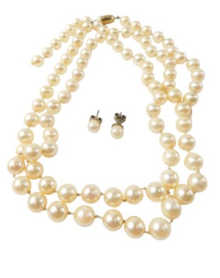 Lot 43 - A single strand cultured pearl necklace, with...