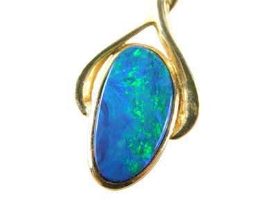 Lot 523 - An opal pendant and chain, the twist design...