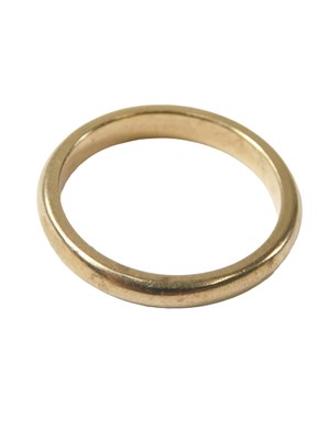 Lot 546 - A 9ct gold wedding band, of plain design,...