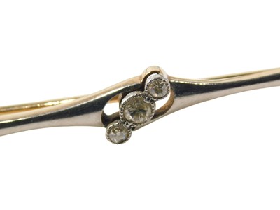 Lot 533 - An Edwardian diamond set bar brooch, set with...