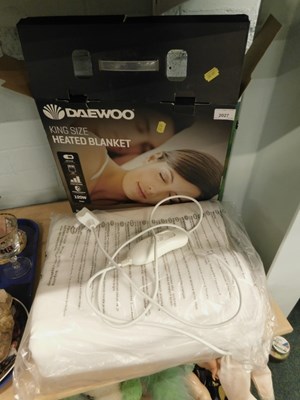 Lot 2027 - A Daewoo king size 120 watt heated blanket,...