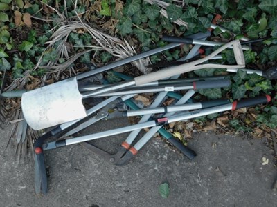 Lot 1628 - Various gardening tools, comprising...