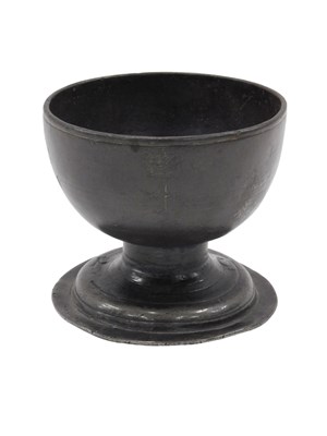 Lot 350 - An 18thC pewter bowl or chalice, with reeded...
