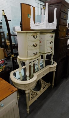 Lot 1535 - A group of French style bedroom furniture,...