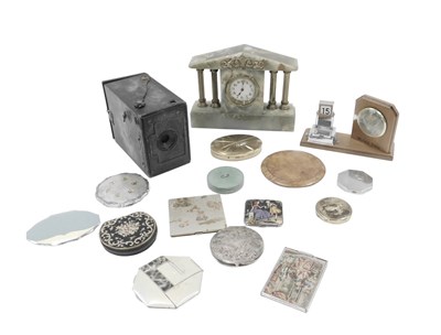 Lot 864 - A green onyx mantel clock, a perpetual desk...