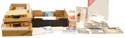 Lot 881 - A group of artist supplies, to include Windsor...