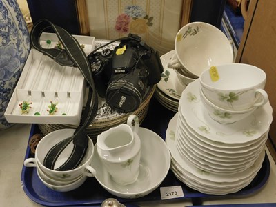 Lot 2170 - A Wedgwood green leaf part tea set, together...