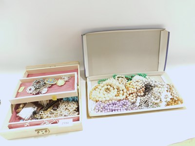 Lot 2194 - A cream leatherette jewellery box and contents,...