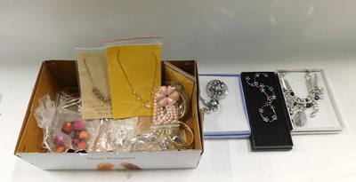 Lot 2204 - A group of assorted costume jewellery,...