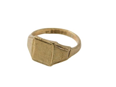 Lot 902 - A 9ct gold signet ring, the panelled design...