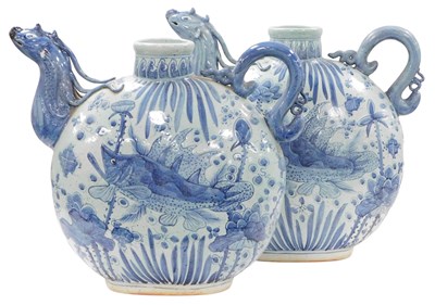 Lot 17 - A pair of 20thC Chinese blue and white...