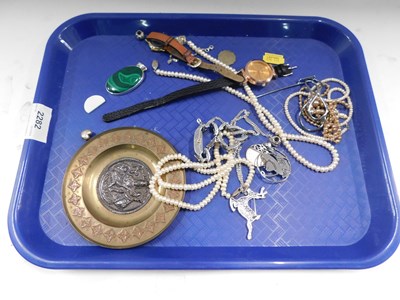 Lot 2282 - Costume jewellery and trinkets, comprising a...