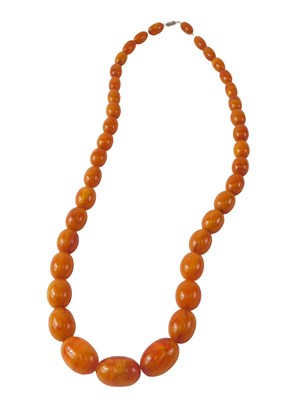 Lot 903a - A graduated butterscotch amber necklace, the...