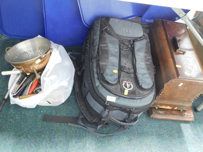 Lot 2283 - A quantity of kitchen items, to include knives,...