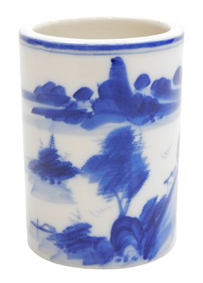 Lot 135 - An early 20thC Chinese blue and white...
