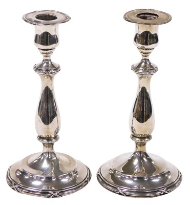 Lot 266 - A pair of Edward VII loaded silver...