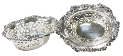 Lot 272 - A pair of Edward VII silver oval sweetmeat...
