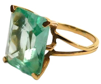 Lot 324 - A single stone dress ring, the scissor cut...