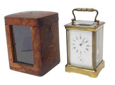Lot 28 - A 20thC brass cased carriage clock, the...