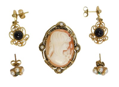 Lot 81 - A group of jewellery, comprising a pair of 9ct...