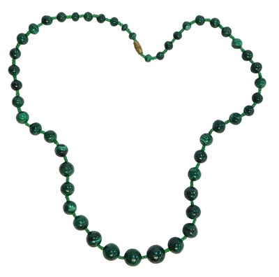 Lot 71 - A graduated malachite necklace, with 10mm to...