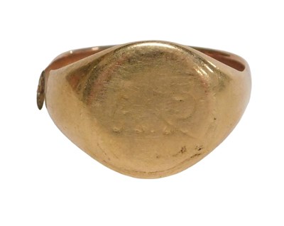Lot 55 - A gentleman's signet ring, with oval ring head,...