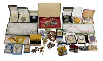 Lot 440 - A group of assorted costume jewellery,...